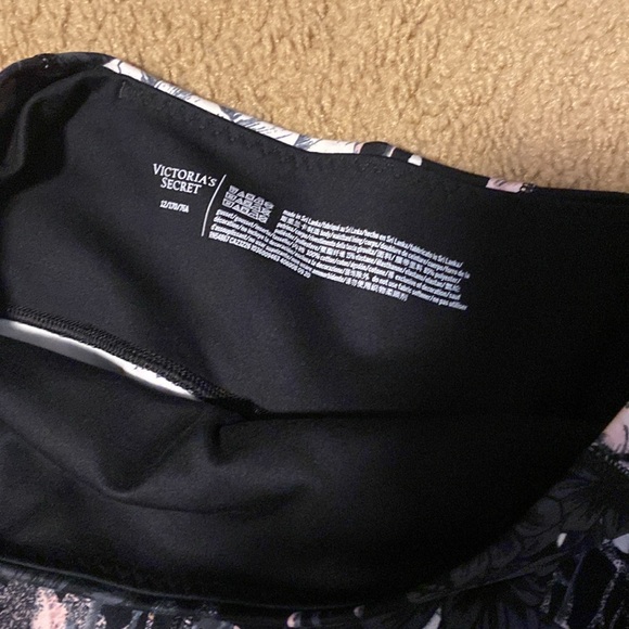 VS leggings in black floral. 12 - Picture 2 of 4